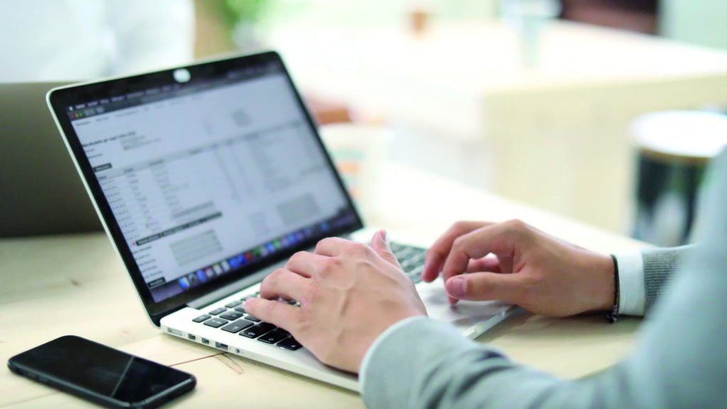 Werken aan een laptop bij CAN