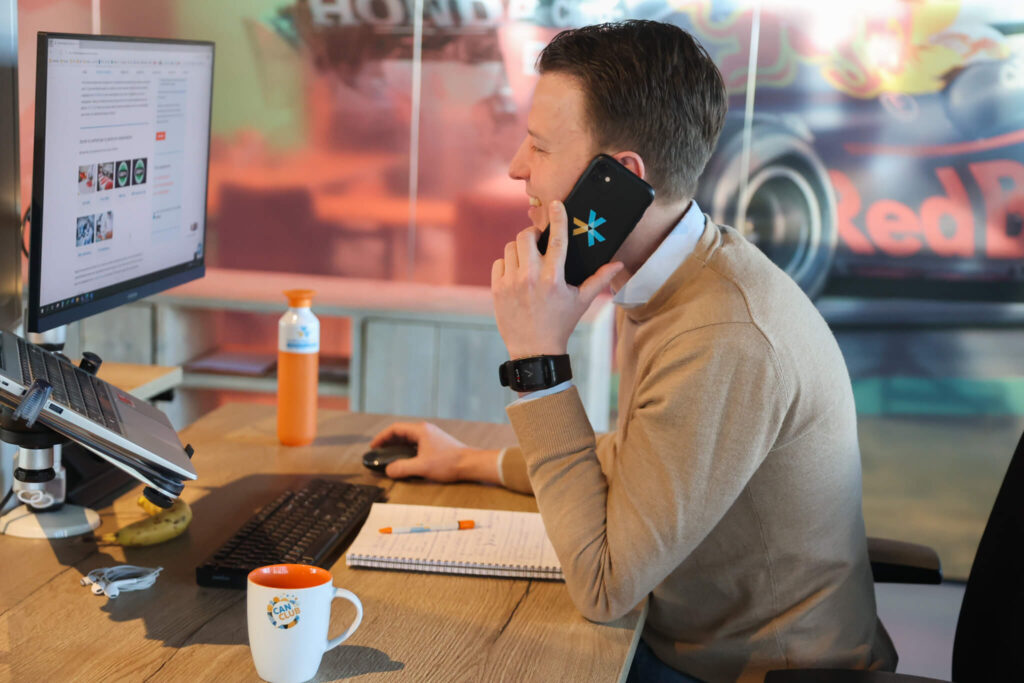 Jeffrey belt achter laptop