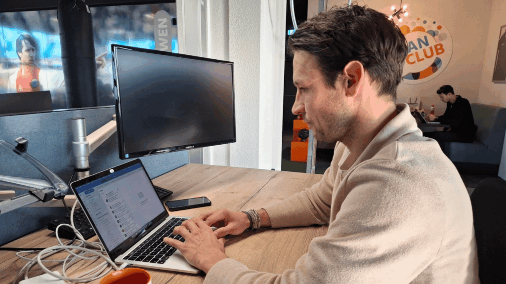 Martijn werkt aan laptop