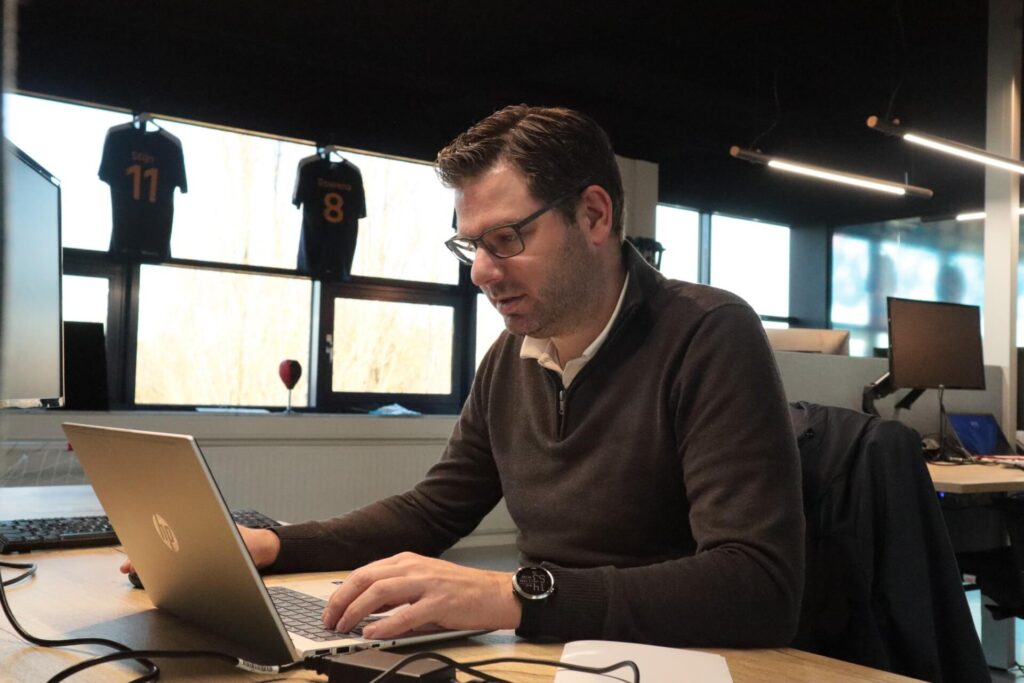 Remco werkt aan laptop